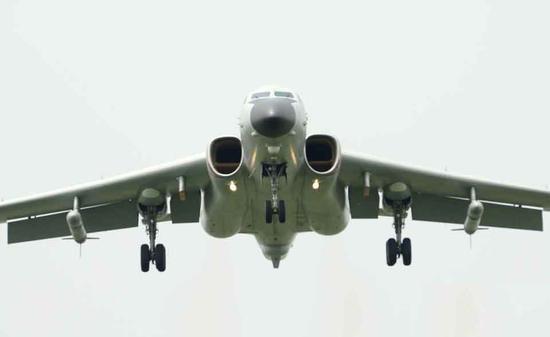 轰6K深入远海数千公里 维护海空安全作用大
