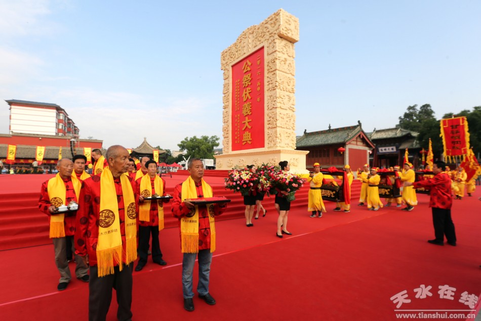 食必太牢,出必乘车,妻子衣服丽都。