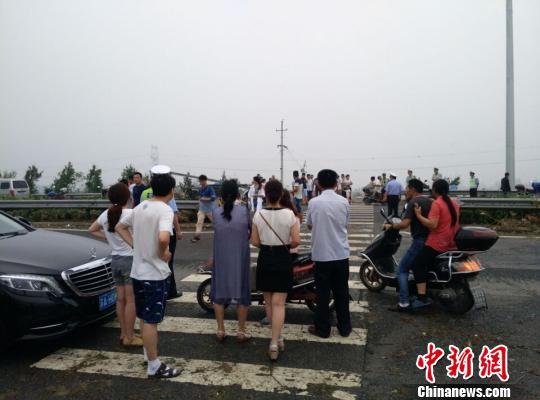 盐城遭遇特大暴雨龙卷风12级旋风袭击“踏平”城镇