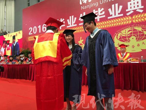 毕业典礼上演浪漫满屋 校长送学霸情侣戒指(图)