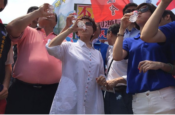 登太平岛船队返台面临被罚 渔民称真心换绝情