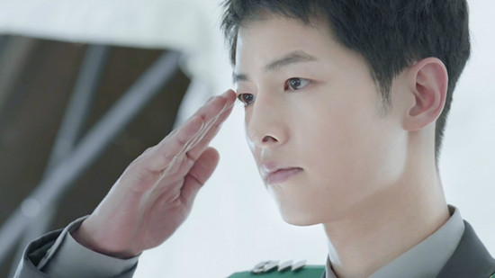 宋仲基曾出演《太阳的后裔》一剧,深受观众喜爱。