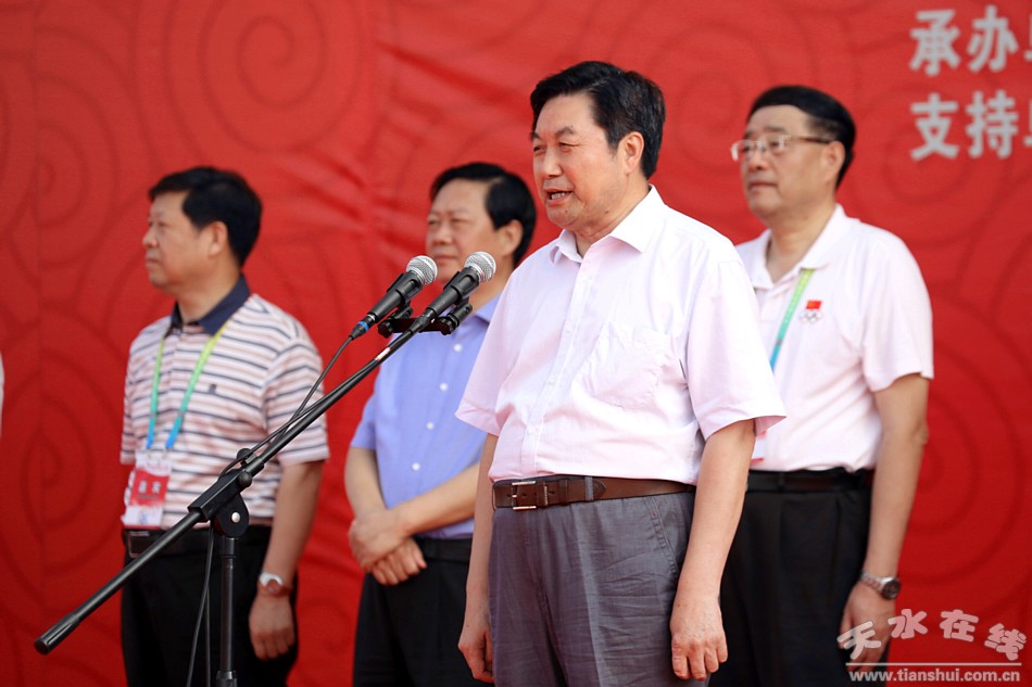 甘肃省政协副主席张津梁宣布比赛开始