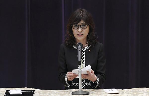 质询难招架 日本防卫大臣首次国会答辩被问哭