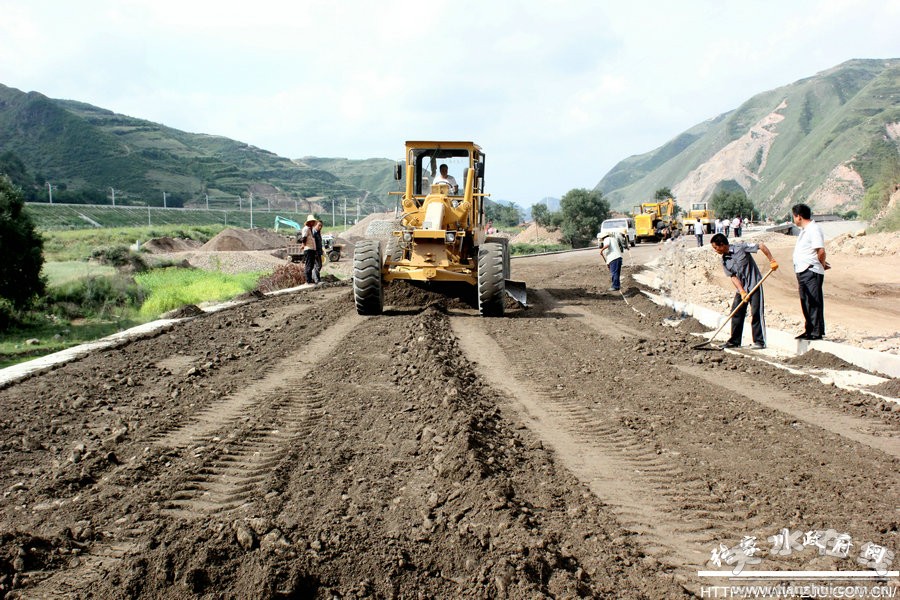 张家川县政协调研全县乡村道路建设情况(图)