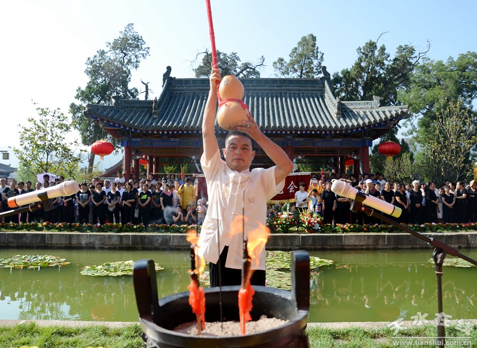 本次活动由天水市伏羲庙管理局,天水市民间祭祀伏羲协会,上元会联合