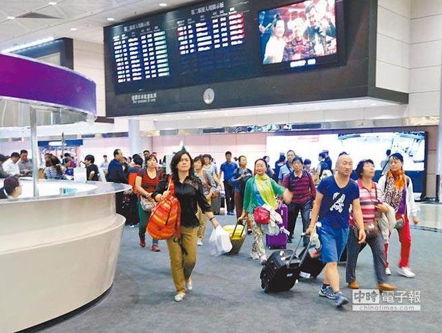 把大陆赴台游客锐减归咎于大陆政府的动员,可能会失焦背后的警讯——大陆民间社会开始出现“厌台”,甚至“反台”的情绪。图为大陆游客通过桃园机场入境台湾。(图片来源:台湾《中国时报》)