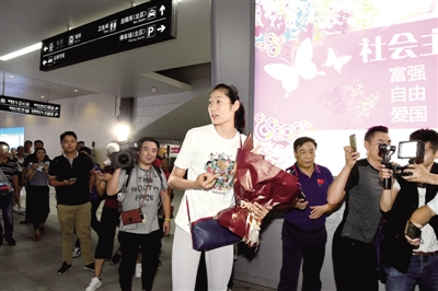 一下火车,就被记者的“长枪短炮”围住