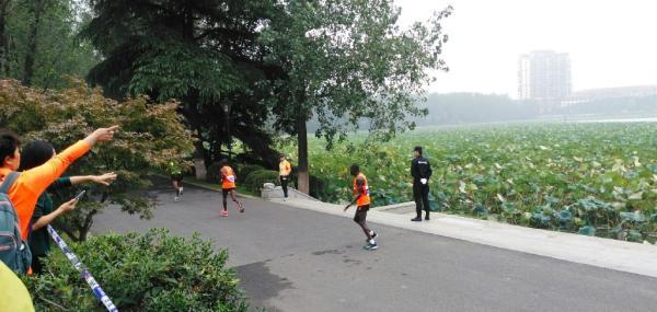 南京马拉松“非洲兄弟”跑迷路 吐槽段子变现实