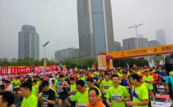 南京马拉松“非洲兄弟”跑迷路 吐槽段子变现实