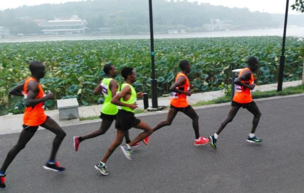 南京马拉松“非洲兄弟”跑迷路 吐槽段子变现实