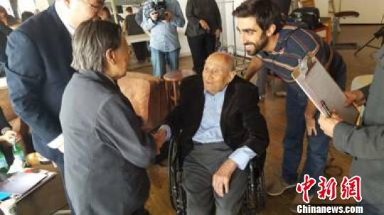 夏淑琴老人与亚美尼亚大屠杀幸存者阿利克桑先生交谈。纪念馆供图