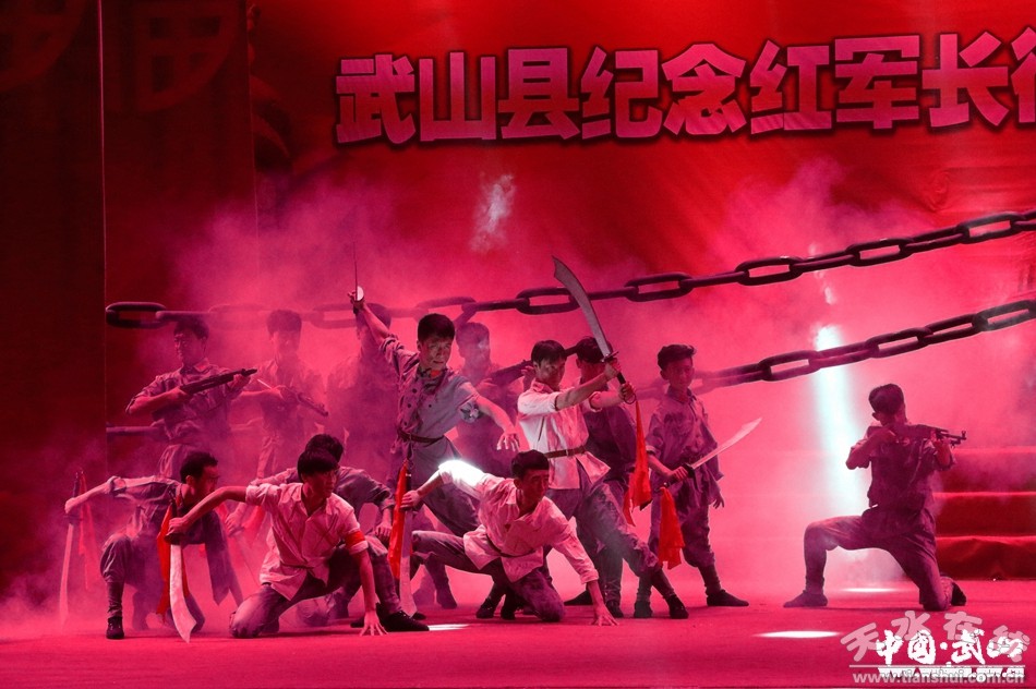 通过歌曲,舞蹈,情景剧,诗朗诵等多种节目形式,展现红军浴血奋战,克服