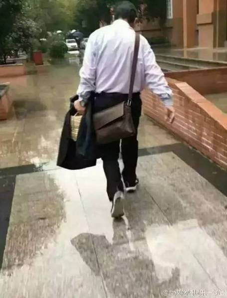 “雨中脱衣遮学生作业本”教授:成为网红很意外