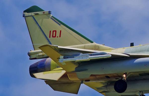 首见:歼10C战斗机携带霹雳10空空导弹试飞