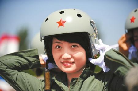 歼10女飞行员牺牲:弹射时撞僚机副翼致跳伞失败