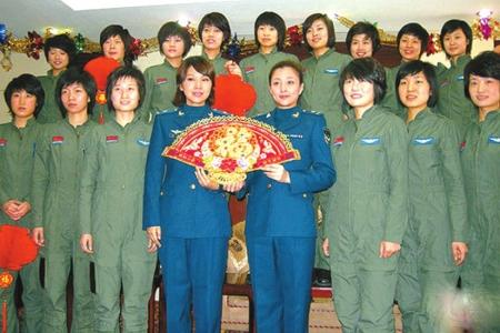 歼10女飞行员牺牲:弹射时撞僚机副翼致跳伞失败
