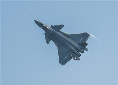 歼20珠海航展首秀 空军多款高新武器成体系亮相