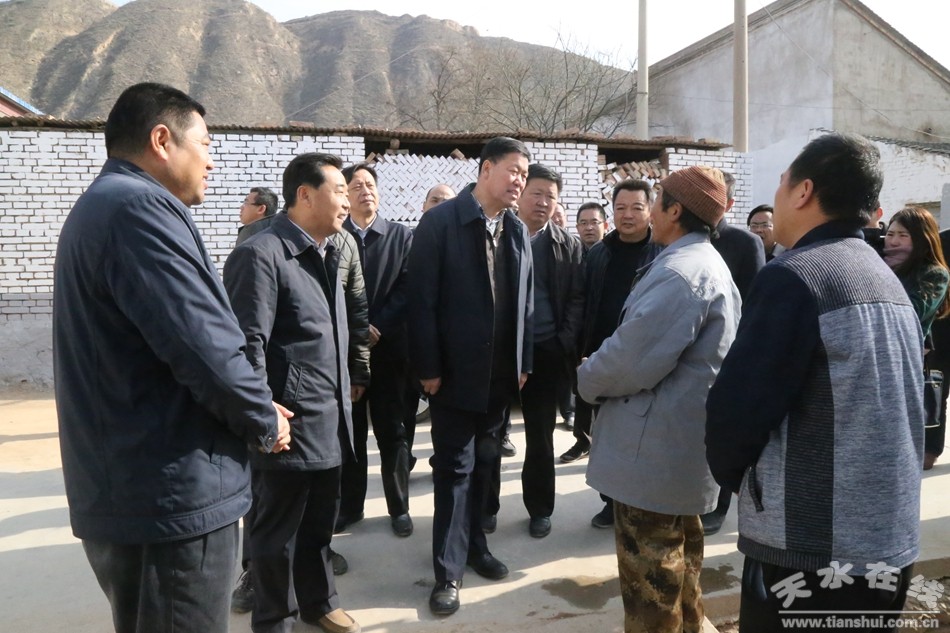 (在武山县山丹镇车岸村走访群众)