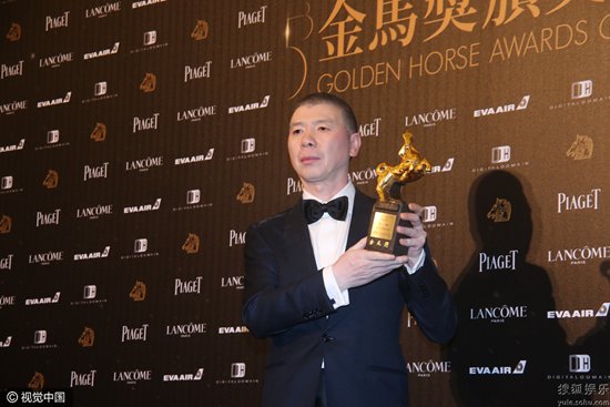冯小刚去年没到场收获了一座影帝奖杯,今年又捧走最佳导演