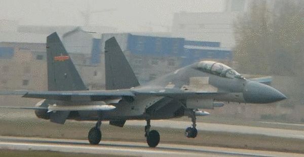 携带两枚超远程空空导弹起飞的歼-16战斗机