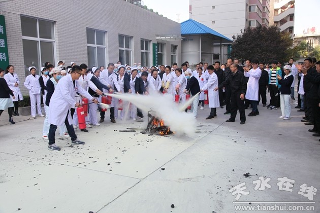为进一步强化全院职工的消防安全意识和应急能力,10月31日-11月2日,天水市中西医结合医院(市二院)组织开展了例行的秋冬季消防安全知识培训演练活动。全院职工积极参与。 培训中,该院结合全国各地区火灾案例,从医院的火灾危险性、火灾分类、灭火扑救方法、安全疏散要求、火场救人与自救逃生、如何正确使用灭火设备、医护人员如何帮助病人进行安全撤离等方面进行了详细讲解和示范。同时,还带领职工、患者及患者家属参加了消防安全应急逃生演练,使医护人员在遇到突发火灾情况时,能全力、有序、及时、迅速、高效的控制火灾