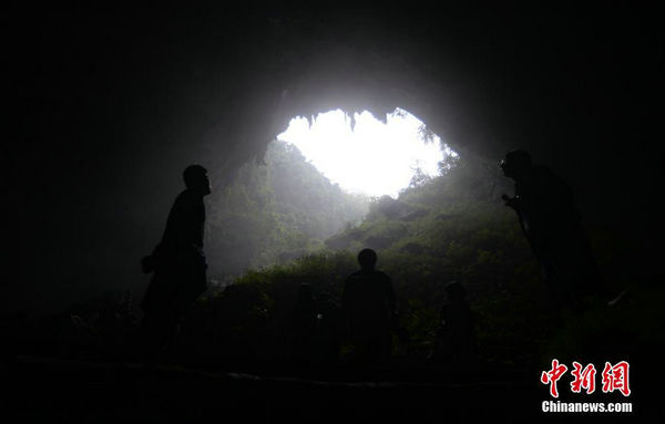 原文配图:一些游客慕名来到湖南省郴州市北湖区万华岩镇坦山村的“天坑”内参观。