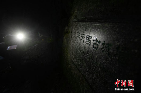 原文配图:游客可以看到清朝咸丰十年记载太平天国历史的《坦山万华岩叙》碑。