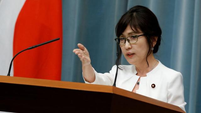 日防相遭记者追问“日战机干扰中方军机” 回答模糊前后矛盾