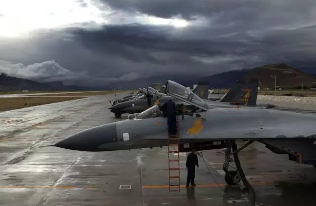 中国在3700米高寒机场集结 歼11战机大雨后出击