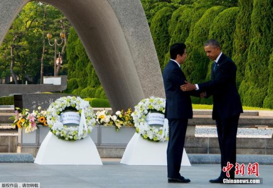 当地时间5月27日,美国总统奥巴马乘直升机抵达日本广岛和平纪念公园附近,展开对和平纪念公园的访问并献上花环。 点击进入下一页