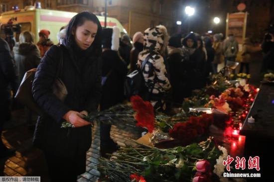 当地时间12月25日，莫斯科民众点燃蜡烛献上鲜花，悼念图-154飞机遇难者。当地时间25日凌晨5时20分，这架载有90多人的俄罗斯图-154军用飞机从索契起飞前往叙利亚拉塔基亚港，不久从雷达上消失，消失地点位于俄罗斯空域的黑海上空。