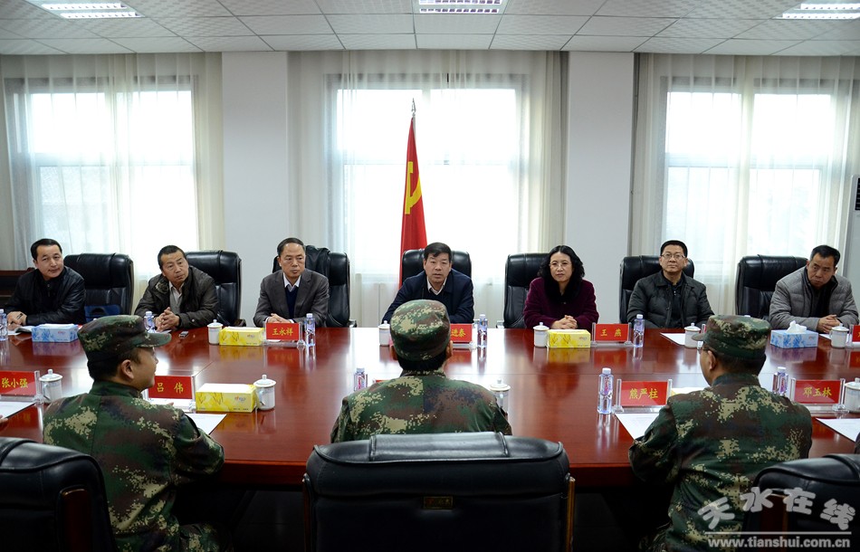省民政厅副厅长崔进泰慰问驻天水96363部队官兵(图)