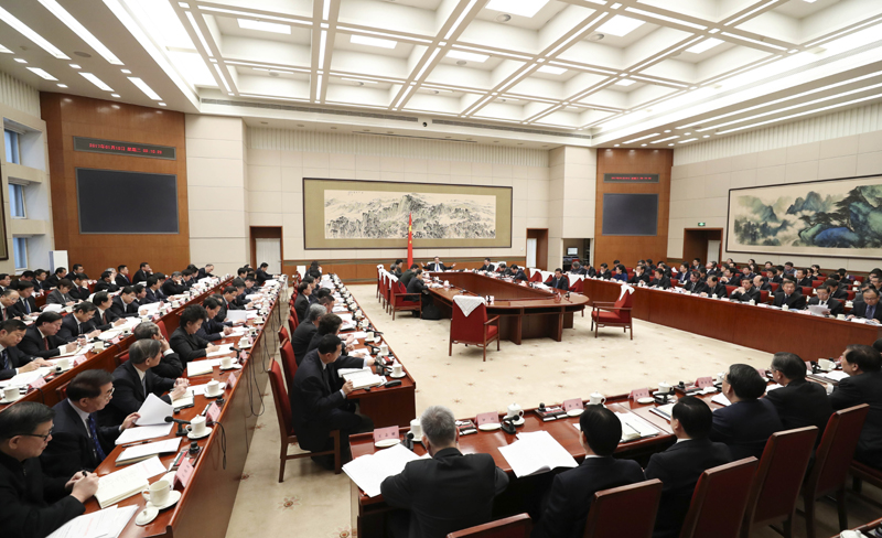 1月18日,国务院总理李克强主持召开国务院第六次全体会议,讨论拟提请十二届全国人大五次会议审议的政府工作报告,决定将《政府工作报告(征求意见稿)》发往各省(区、市)和中央国家机关有关部门、单位征求意见。
