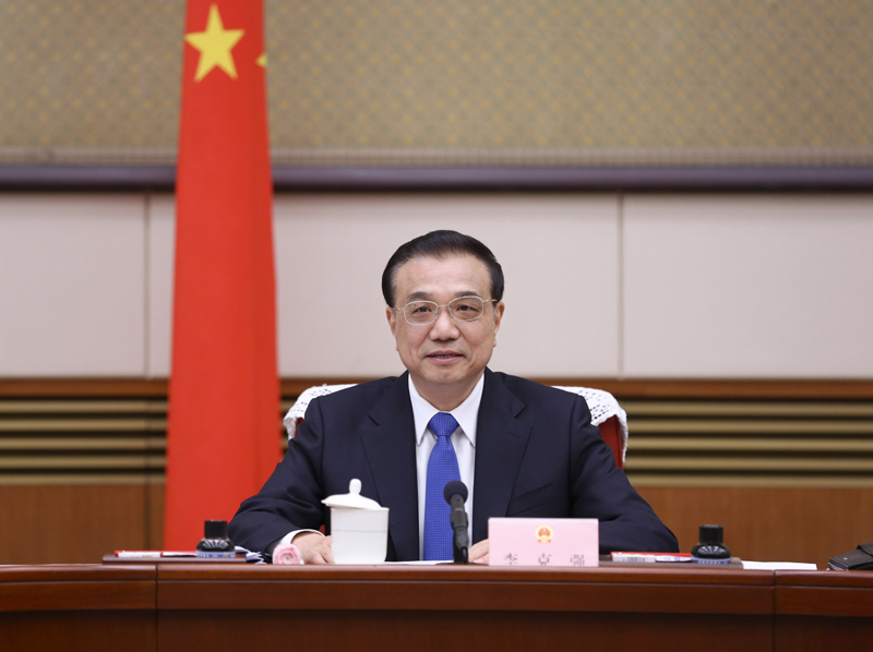 1月18日,国务院总理李克强主持召开国务院第六次全体会议,讨论拟提请十二届全国人大五次会议审议的政府工作报告,决定将《政府工作报告(征求意见稿)》发往各省(区、市)和中央国家机关有关部门、单位征求意见。