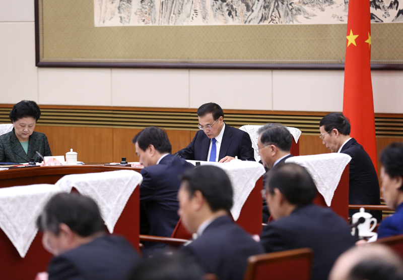 1月18日,国务院总理李克强主持召开国务院第六次全体会议,讨论拟提请十二届全国人大五次会议审议的政府工作报告,决定将《政府工作报告(征求意见稿)》发往各省(区、市)和中央国家机关有关部门、单位征求意见。