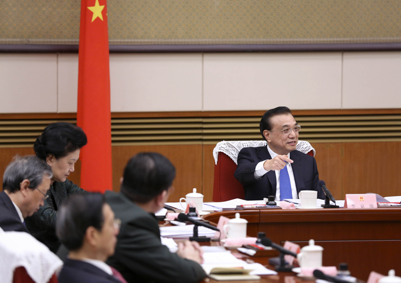 1月18日,国务院总理李克强主持召开国务院第六次全体会议,讨论拟提请十二届全国人大五次会议审议的政府工作报告,决定将《政府工作报告(征求意见稿)》发往各省(区、市)和中央国家机关有关部门、单位征求意见。
