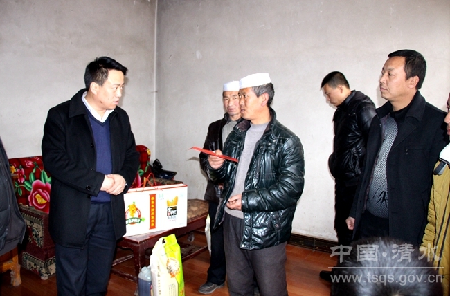 副县长牛永祯深入新城乡黄梁,闫川村,走访慰问黎建清,赵国荣,赵全胜