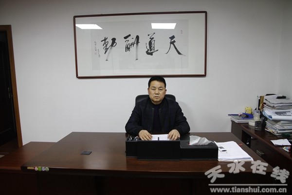 天成地产董事长_天成集团董事长照片