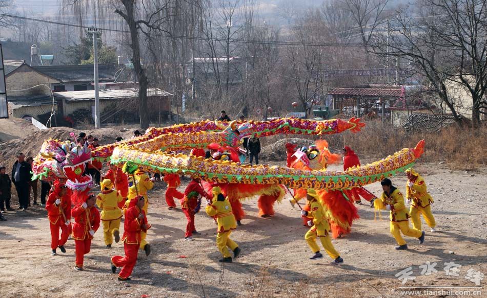 天水在线摄影报道:红崖村大年初四耍社火(图)