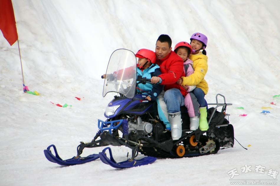 天水在线摄影报道:麦积山滑雪场大年初四热闹