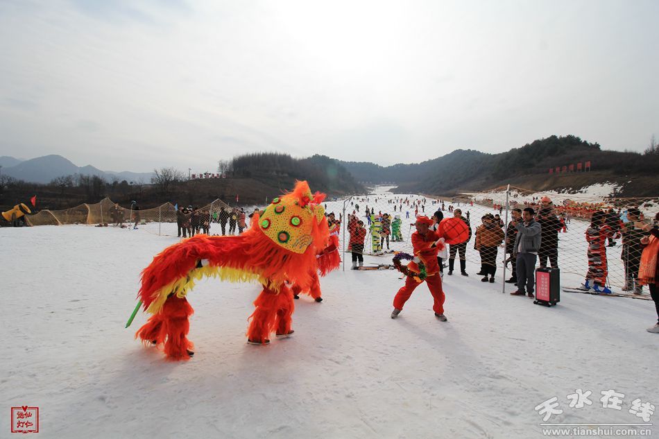 天水在线摄影报道:麦积山滑雪场大年初四热闹