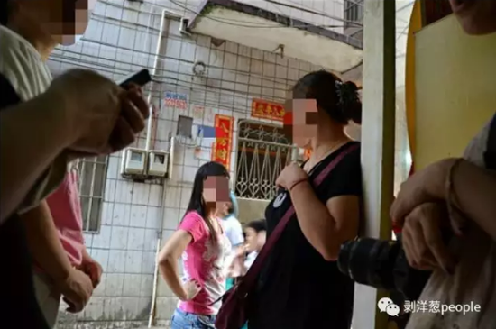 2011年前后,丁瑜在广州大沙地附近拍摄的发廊“小姐”。受访者供图。