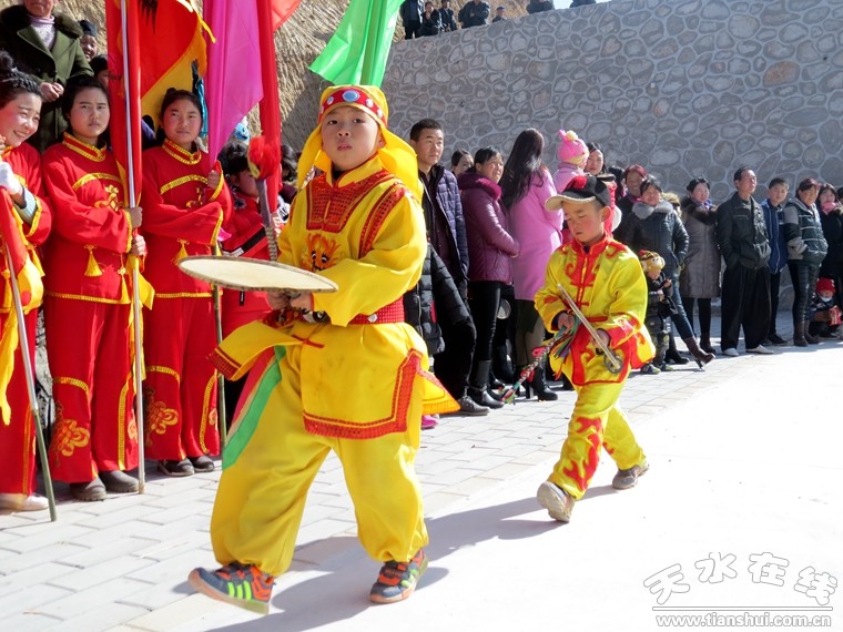 【春暖武山】龙台镇:锣鼓秧歌串村拜年(图)