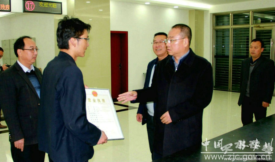 张家川县颁发首张多证合一、一照一码营业执