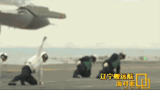 陈岳琪:我们考虑到引导员离飞机很近,也就是两三米的距离。飞机起飞的时候,高温的气流对引导员是有影响的。飞机喷出来的尾焰温度很高,能达到1800度。所以,现在的动作是三点支撑——手撑下去以后,头还要低下来,主要是为了防护。