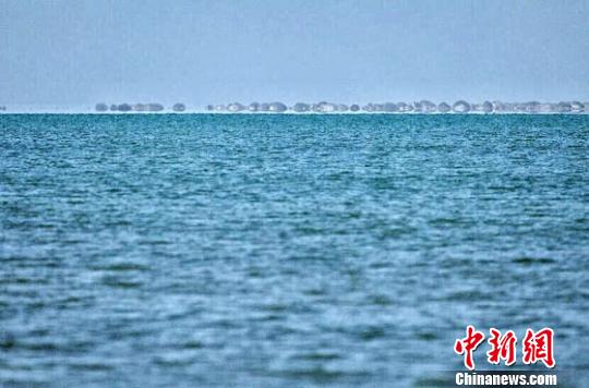 甘肃敦煌盐碱荒滩现碧波湖面引民众戈壁“看海”