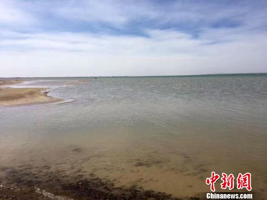 图为干涸了半个多世纪的哈拉诺尔湖出现了天水相连、碧波荡漾的水面,远望宛如“大海”。 田小强 摄 图为干涸了半个多世纪的哈拉诺尔湖出现了天水相连、碧波荡漾的水面,远望宛如“大海”。 田小强 摄