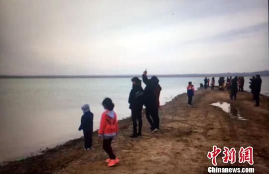 对于敦煌这座常年与黄沙相伴的戈壁城市而言,这一罕见景象连日来吸引不少民众去“看海”。 孙志军 摄 对于敦煌这座常年与黄沙相伴的戈壁城市而言,这一罕见景象连日来吸引不少民众去“看海”。 孙志军 摄