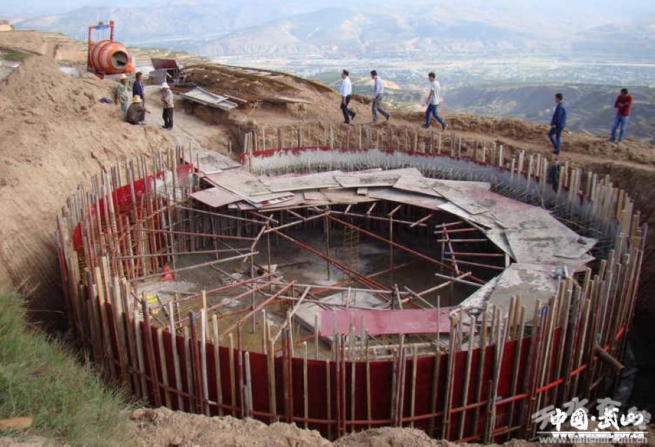 (修建中的农村饮水工程高位蓄水池)三是注重建设管理,提高工程质量.